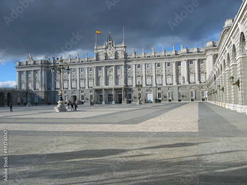 Edificio monumental de piedra en Madrid, España