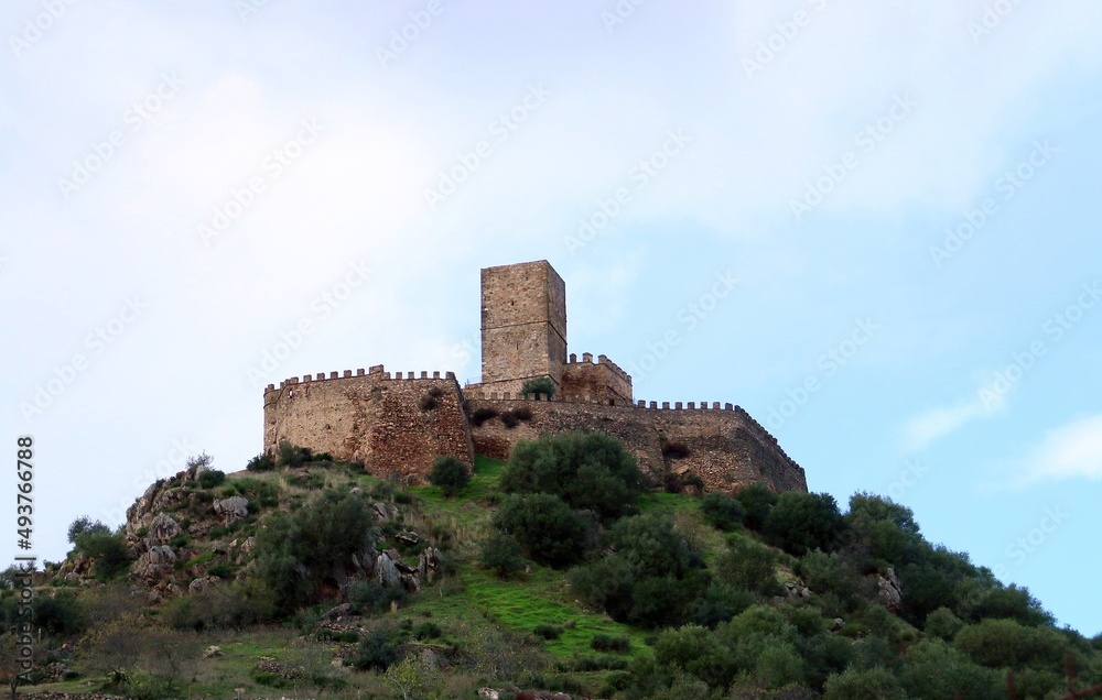 Castillo de Miraflores en Alconchel, Badajoz, España. Fortaleza situada en lo alto de una colina al norte de la población.