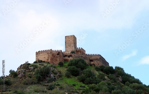 Castillo de Miraflores en Alconchel, Badajoz, España. Fortaleza situada en lo alto de una colina al norte de la población.