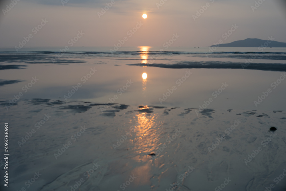 長崎県五島市の観光地 高浜海水浴場の美しい砂浜のビーチ 夕暮れの風景