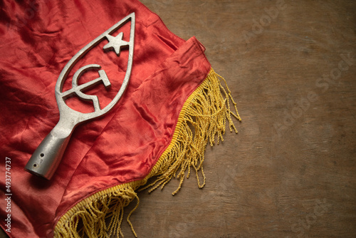 Billede på lærred Hammer and sickle on the flagpole