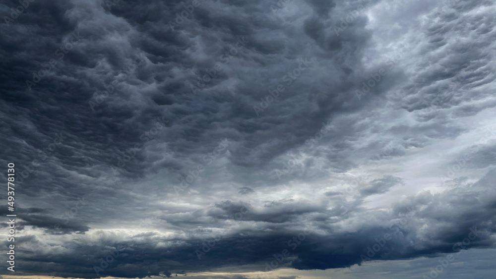 Obraz premium Dark blue cloudy sky with low clouds