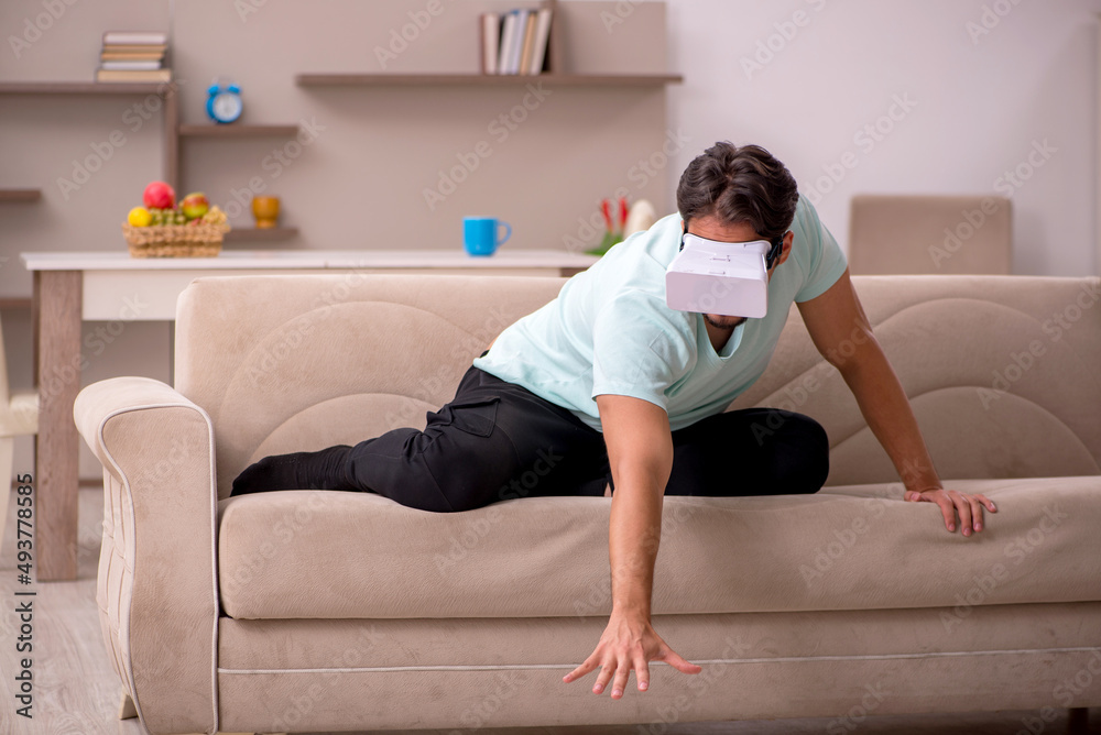 Obraz premium Young man student wearing virtual glasses at home