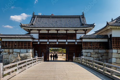 青空と広島城の城門