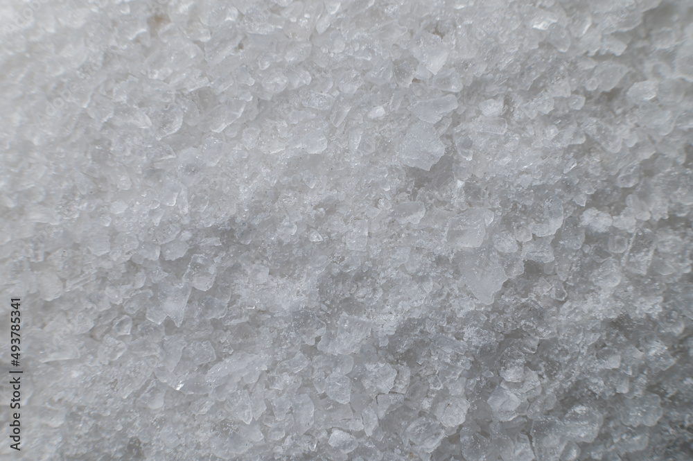 Obraz premium Coarse white iodized salt. Detailed background texture Macro close-up. Salt crystals of different sizes