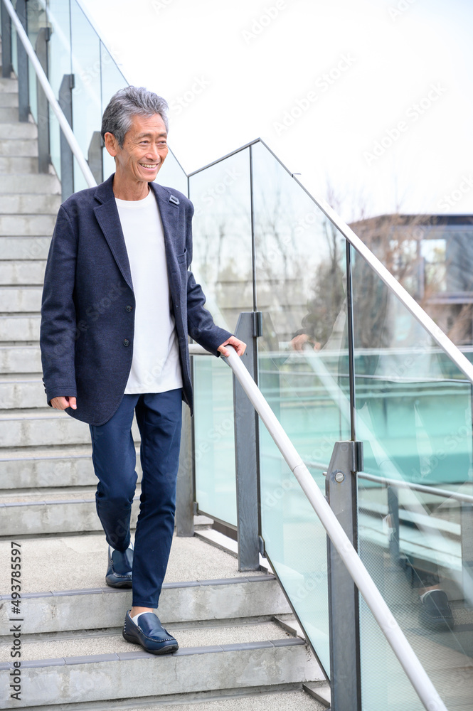 シニア男性 カジュアルファッション 笑顔 シニア男性 カジュアルファッション 笑顔