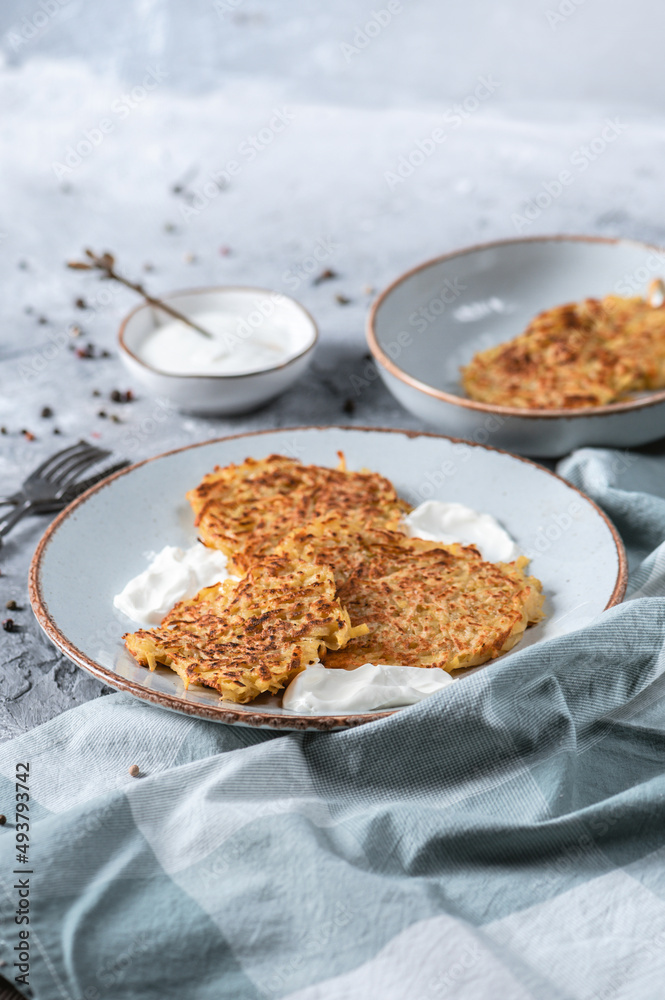 Potato pancakes with sour cream and garlic Potato pancakes with sour cream and garlic