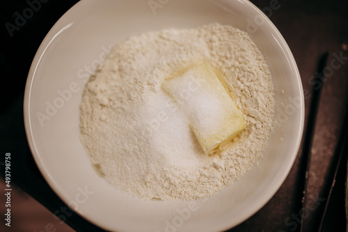 Masło, mąka i cukier w misce