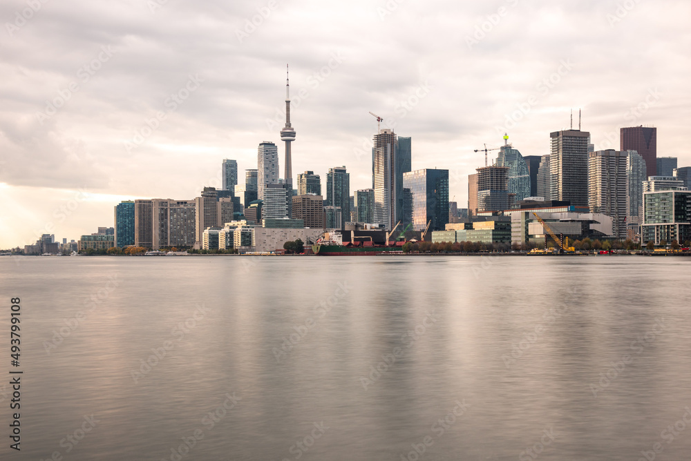 Obraz premium View of downtown Toronto skyline and waterfront at sunset in autumn