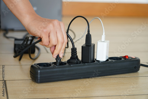 Canvas Print Woman unplugged plug to save on energy