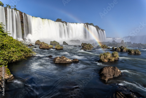 Paisagem das Cataratas do Iguaçu feita em longa exposição. Maior queda da água do mundo.