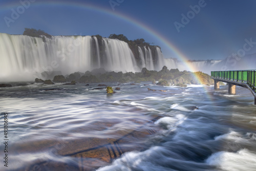 Paisagem das Cataratas do Iguaçu feita em longa exposição. Maior queda da água do mundo.