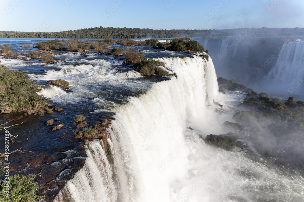 Paisagem das Cataratas do Iguaçu com a formação de arco-iris. Maior ...