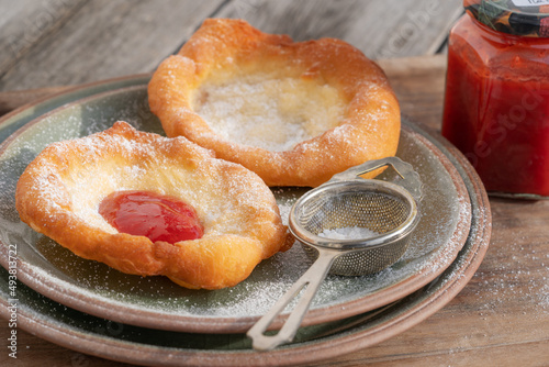Süße Bauernkrapfen mit Marmelade und Staubzucker