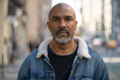 Photo Mature black man in city serious face portrait