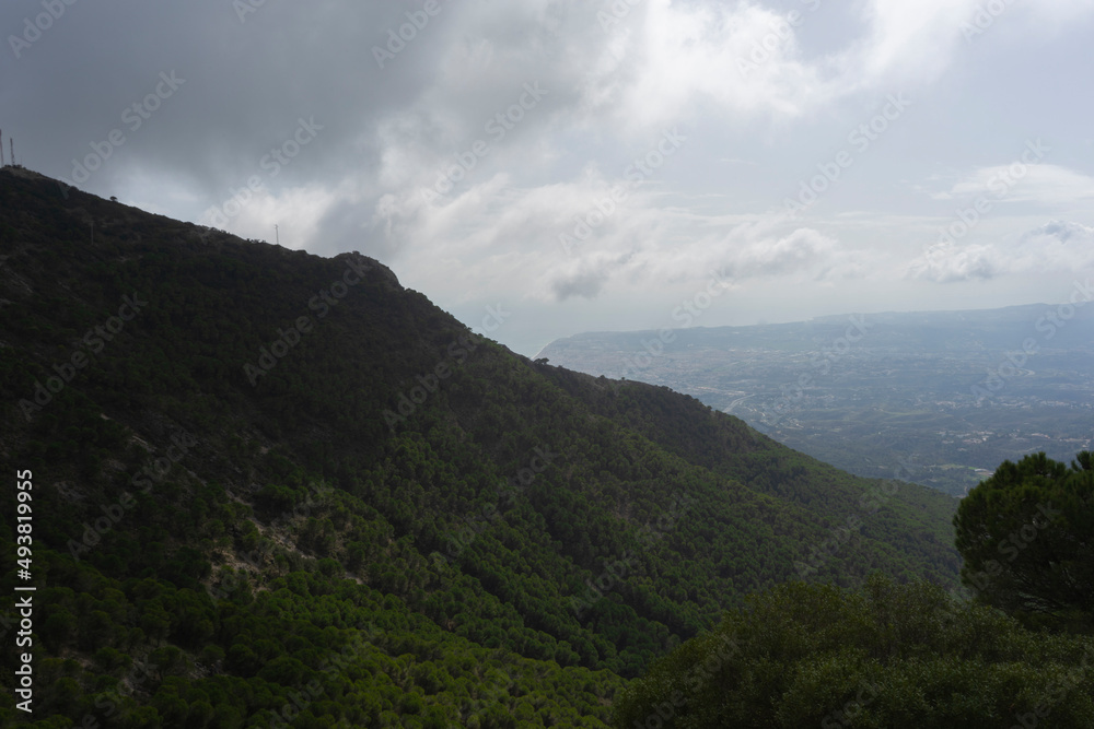 VISTA DE FUENGIROLA DESDE UNA MONTAÑA DE MIJAS