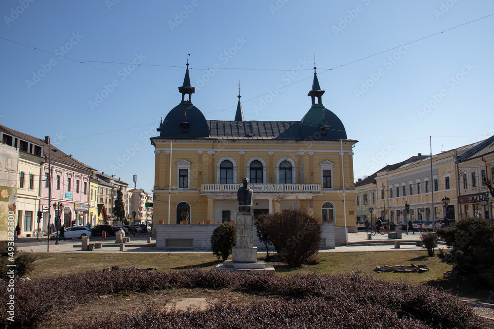 Obraz premium daytrip to sighetul marmatiei, march 2022. a town with lovely old buildings at the border between romania and ukraine