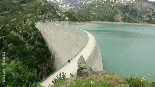 Vue du lac d'Emosson  et du barrage dans les montagnes du Valais en Suisse