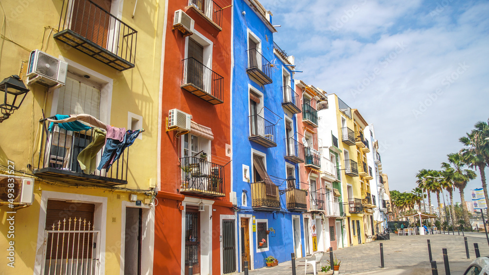 Casco Antiguo de Villajoyosa con sus típicas fachadas o casas de vivos colores en la Costa Blanca en España