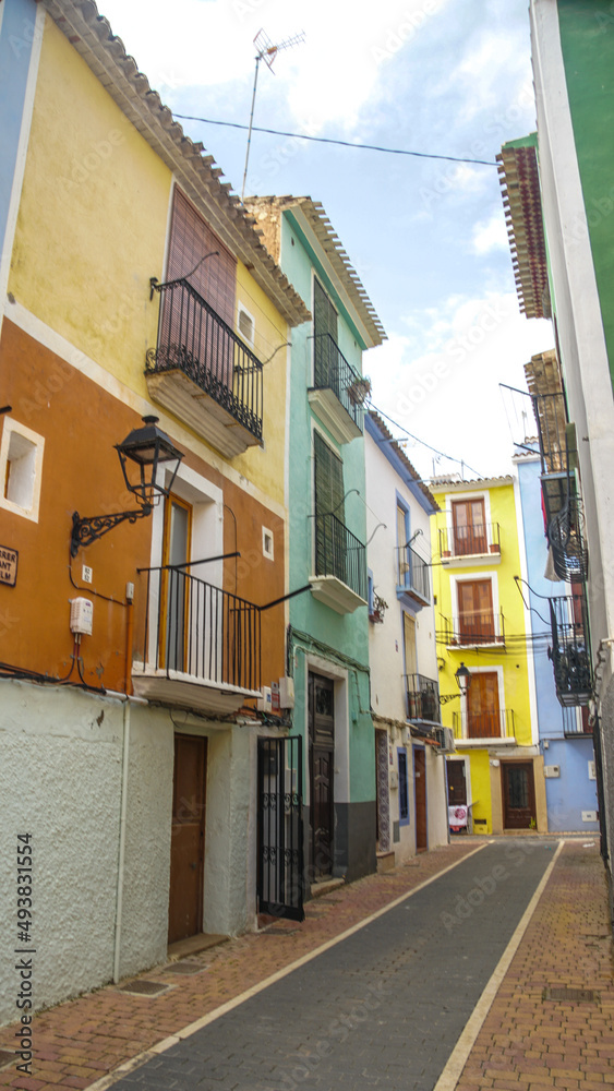 Casco Antiguo de Villajoyosa con sus típicas fachadas o casas de vivos colores en la Costa Blanca en España
