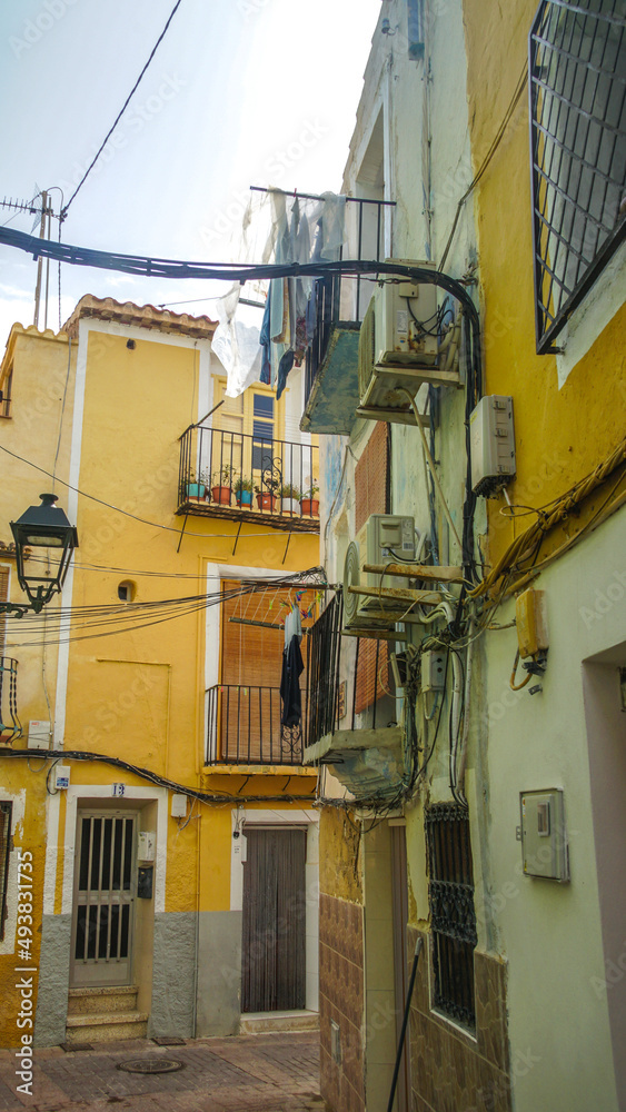 Típicas y coloridas  fachadas de la poblacion de Villajoyosa en Alicante en España