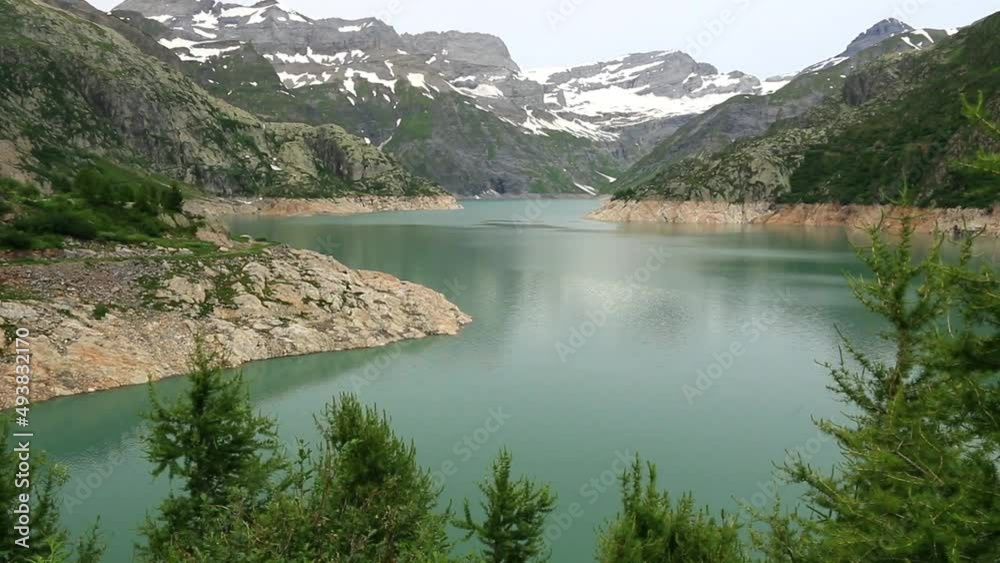 Vue du lac d'Emosson et du barrage dans les montagnes du Valais en Suisse