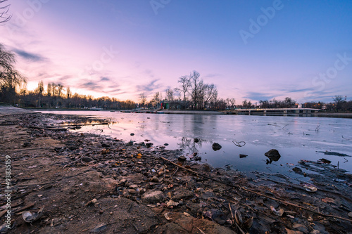 Obraz na płótnie Abendstimmung über einem zugefrorenen See in Bukarest im Winter w salonie