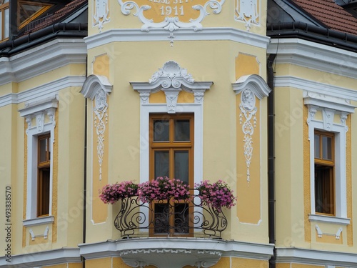 Denkmalpflege - renovierte Fassade mit Verzierungen photo