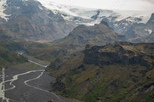 Wanderung durch Thorsm  rk und Godaland im S  den von Island mit Blick auf die Schlucht mit dem Fluss Krossa. Im Hintergrund der Gletscher Myrdalsj  kull auf der Caldera des Vulkans Katla.
