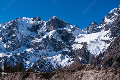 Wimbachgriess in Berchtesgaden im Winter bei Sonnenschein und Schnee