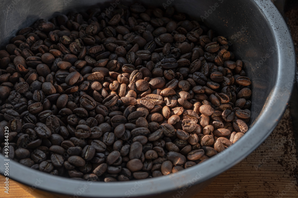 Fototapeta premium fresh and toast coffee beans in a bowl