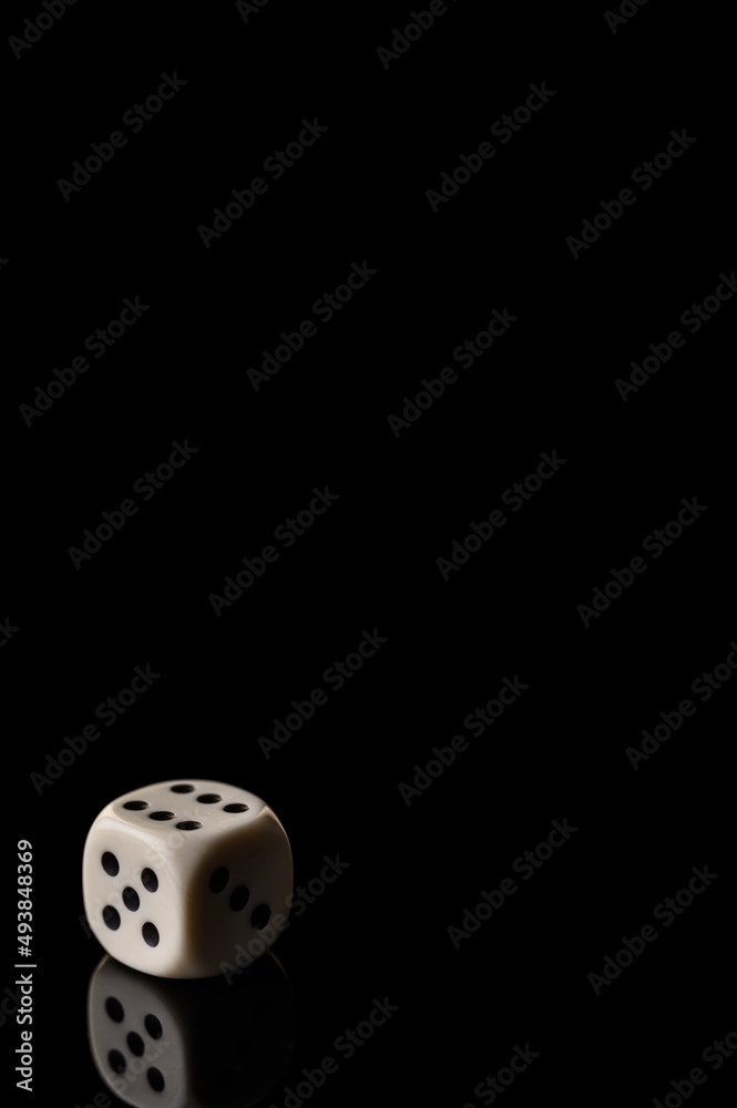 Dado isolado em fundo preto Dado isolado em fundo preto