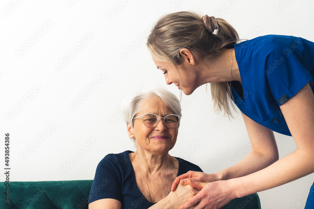 Obraz premium Nursing lady at her elderly retired patient's home. Healthcare concept. High quality photo
