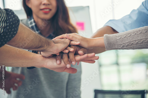 Φωτογραφία Diversity business partner people teamwork holding hands together power of tag team