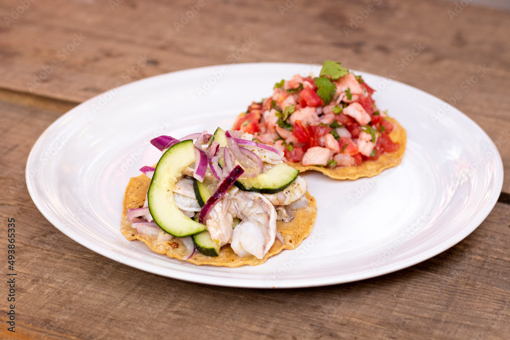 Tostada de aguachile y tostada de ceviche 