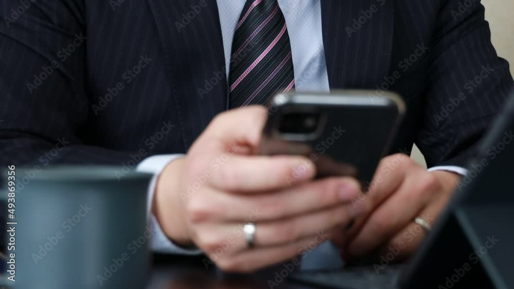 自宅でリモートワークしている男性 自宅でリモートワークしている男性