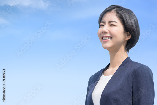 営業の女性のイメージに使いやすい横顔のアップ　左にコピースペースあり © kapinon