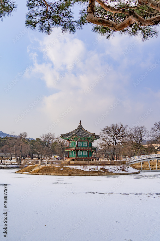 한국 전통 경복궁 향원정 설경
