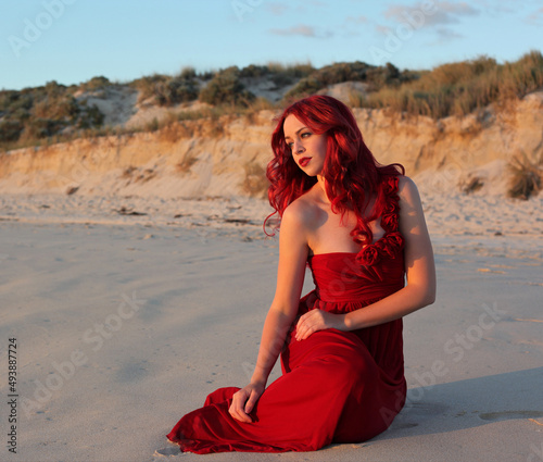 Фотография Full length portrait of  redhead woman wearing elegant gown