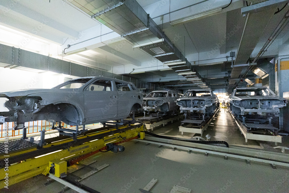 Obraz premium Car bodies are on assembly line. Modern automotive industry. Automobile conveyor