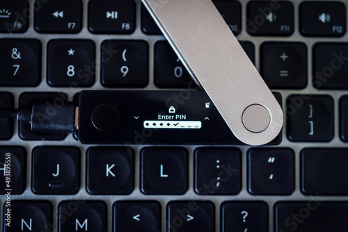 Foto Hardware Wallet for cryptocurrency on keyboard for pin code
