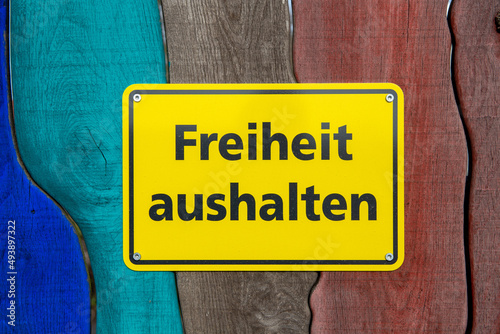 Schild mit der Aufschrift Freiheit aushalten photo