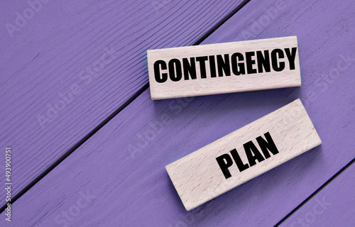 Obraz na plátne CONTINGENCY PLAN - words on wooden block on a purple background