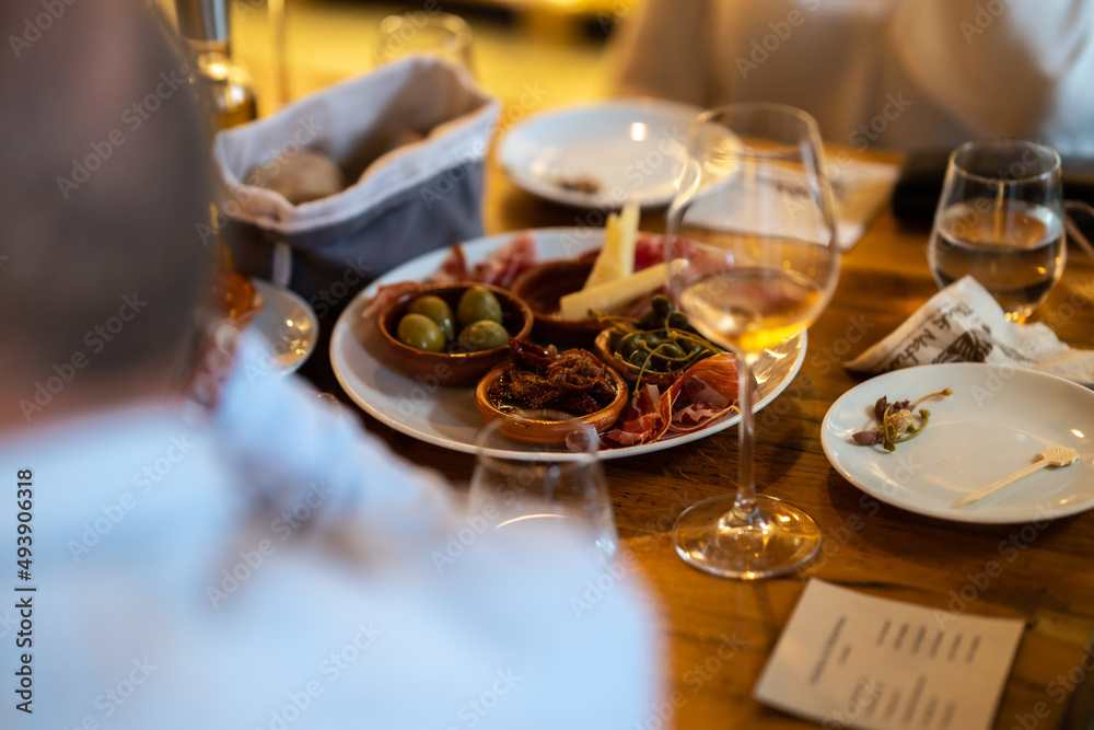 Naklejka premium wine tasting in a restaurant