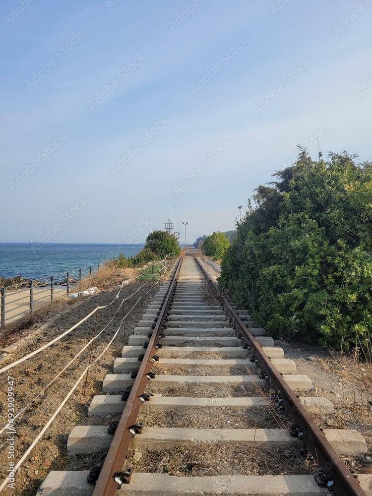 Obraz premium 한국 동해 바다에 있는 철도입니다.
