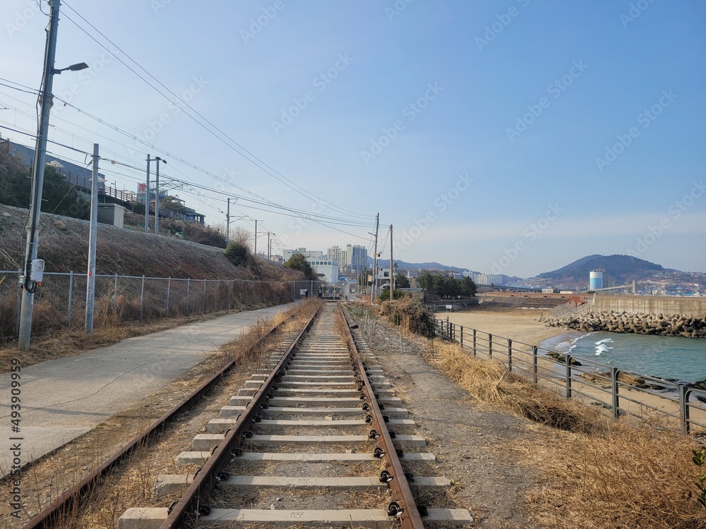 한국 동해 바다에 있는 철도입니다.