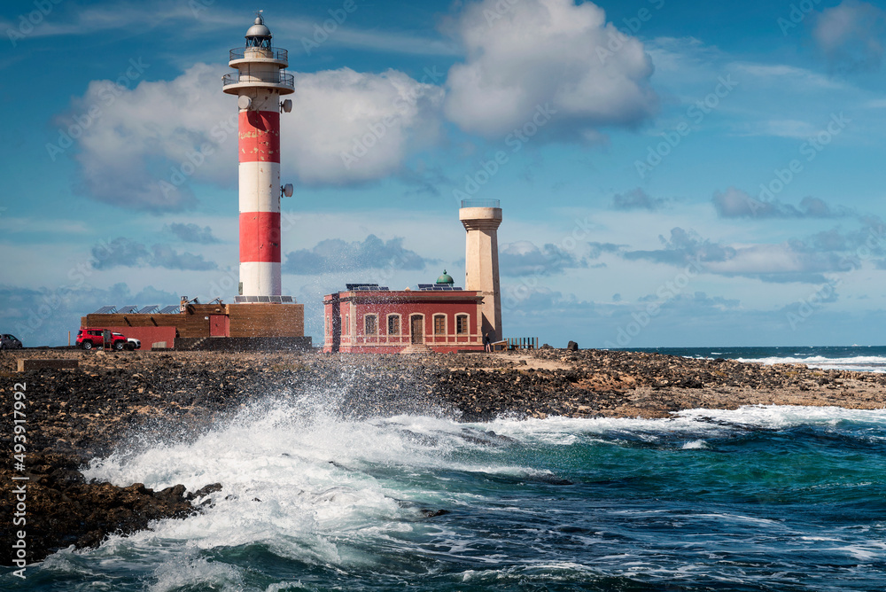 Olas del mar rompiendo contra las rocas en un día ventoso en el faro del Tostón, El Cotillo, Fuerteventura, Islas Canarias, España