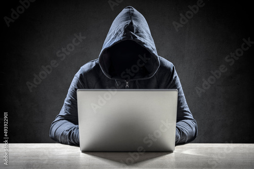 Tela Computer hacker stealing data from a laptop