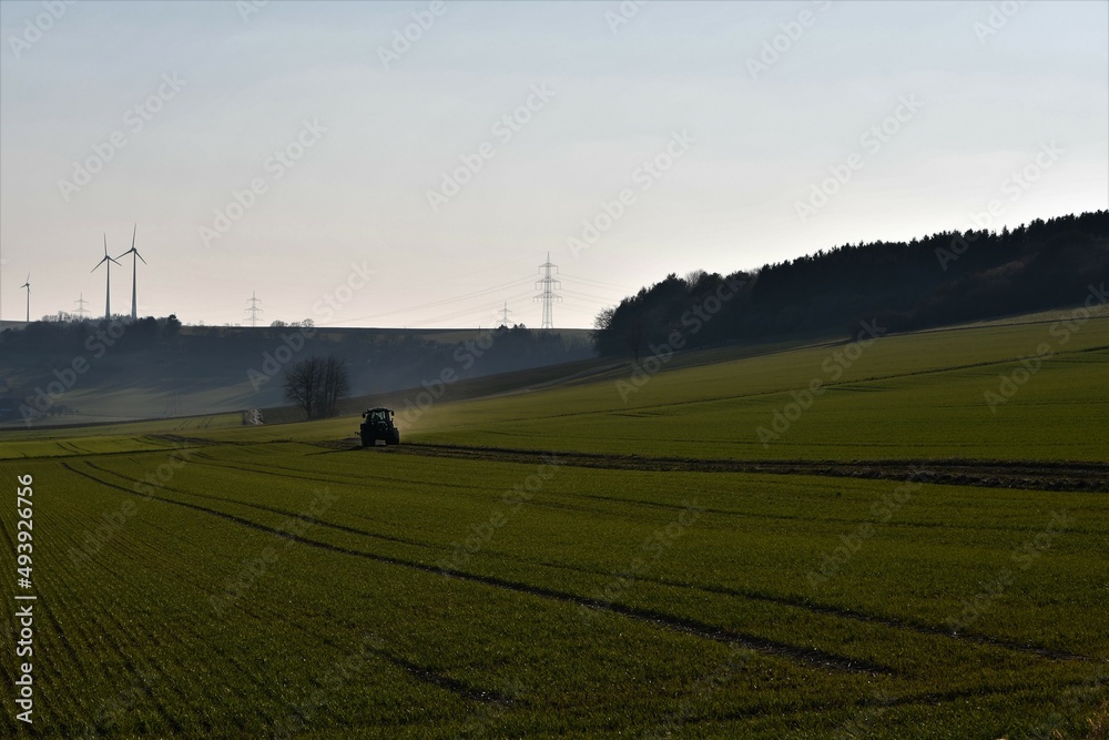 Ländliche Idylle auf grünem Feld mit Traktor