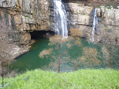 Plantas, arboles, cascadas, rocas y montaña en Andalucía, España